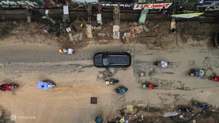 Người dân lội bùn, bắc ván vào nhà trên đường Nguyễn Tuân - 11