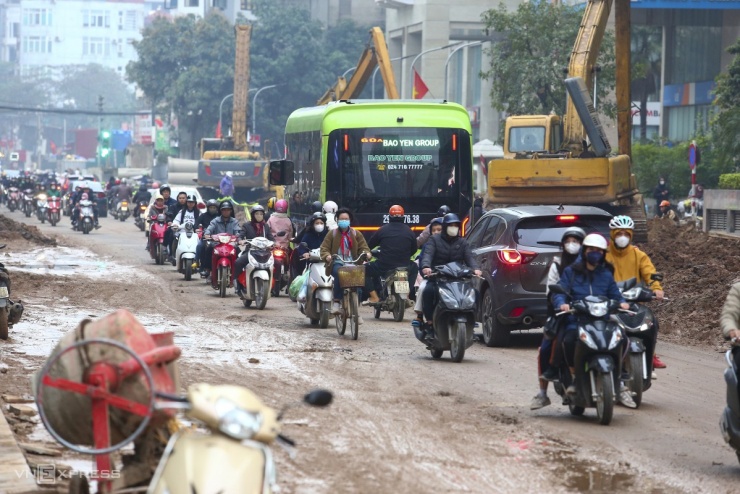 Người dân lội bùn, bắc ván vào nhà trên đường Nguyễn Tuân - 14