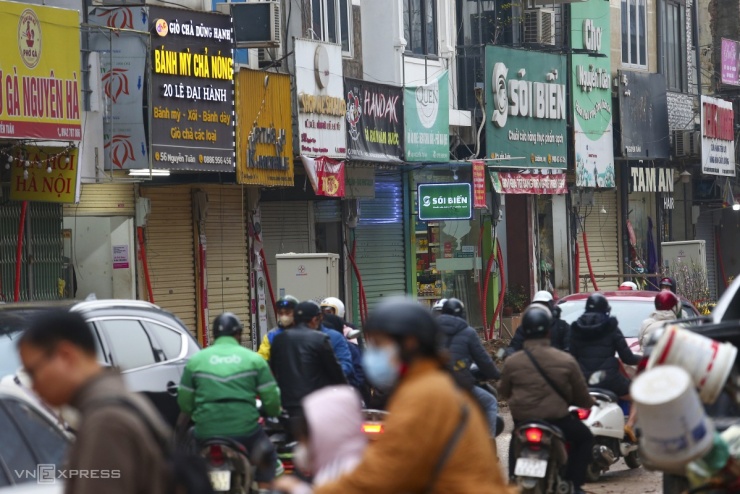 Người dân lội bùn, bắc ván vào nhà trên đường Nguyễn Tuân - 12