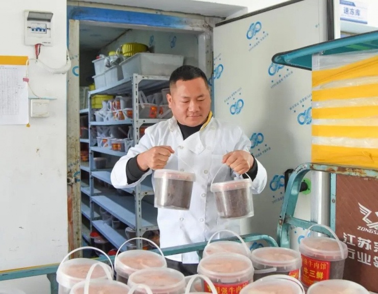 Giờ đây, cậu bé mồ côi năm nào đã trở thành doanh nhân nổi tiếng. Ảnh: QQ