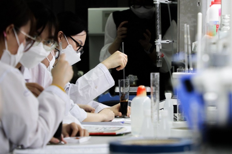 Giảng viên, sinh viên làm việc trong phòng thí nghiệm của trường đại học. Ảnh: NTCC