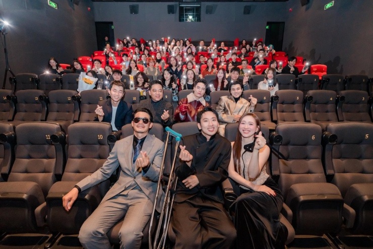 Tuấn Trần phải chống nạng vào rạp chiếu.&nbsp;