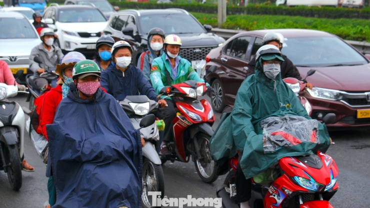 Mưa trái mùa xuất hiện ở khu vực phía Tây TPHCM vào sáng 24 tháng Chạp.