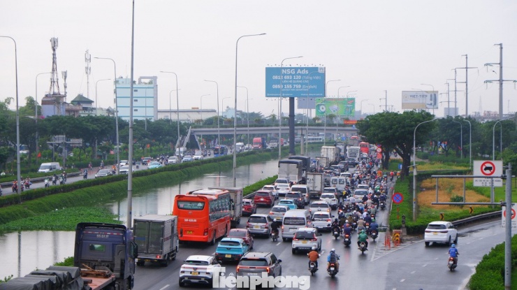 Hàng dài phương tiện nối đuôi di chuyển chậm trên quốc lộ 1 (đường Lê Khả Phiêu) hướng từ TPHCM về các tỉnh, thành miền Tây Nam Bộ.