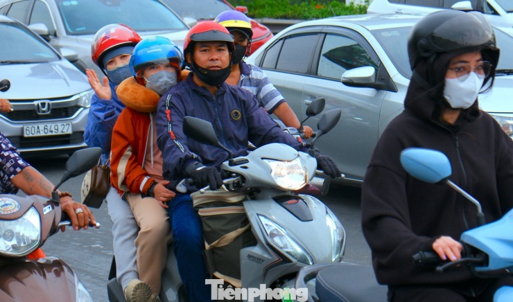 Cửa ngõ TPHCM chật kín người về quê đón Tết trong mưa trái mùa - 3