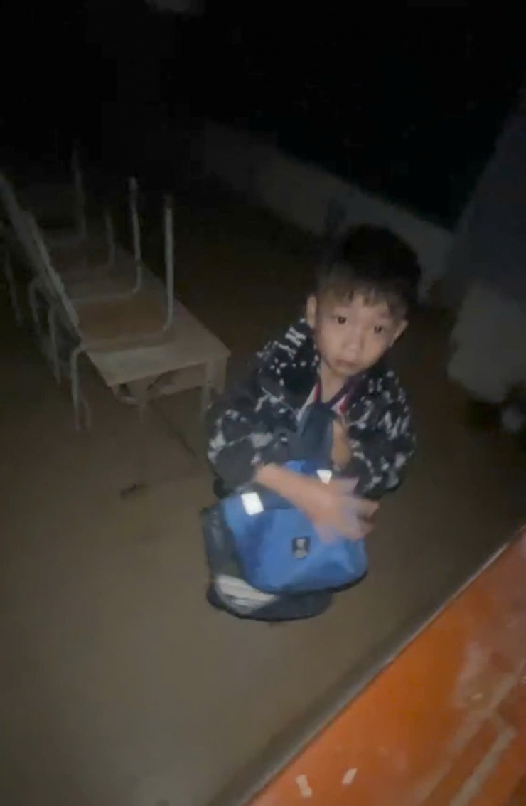 Em học sinh được tìm thấy trong lớp học không có điện, cửa khóa.