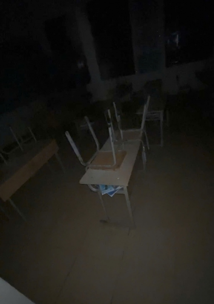 Thời điểm tìm thấy em học sinh, bàn ghế trong lớp được sắp xếp gọn gàng.