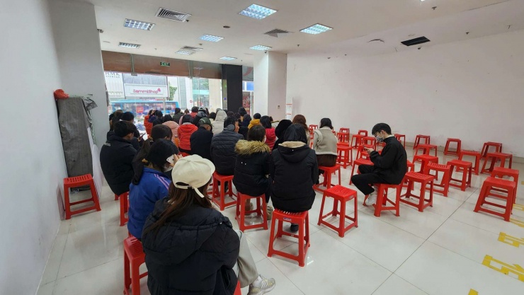 Người mua vàng tiếp tục xếp hàng đông nghịt trong ngày giá vàng hôm nay bất động. Ảnh: Thái Nguyễn