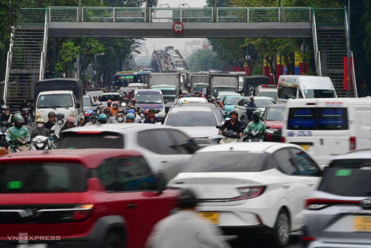Cửa ngõ sân bay Tân Sơn Nhất tắc nghẽn ngày giáp Tết - 1