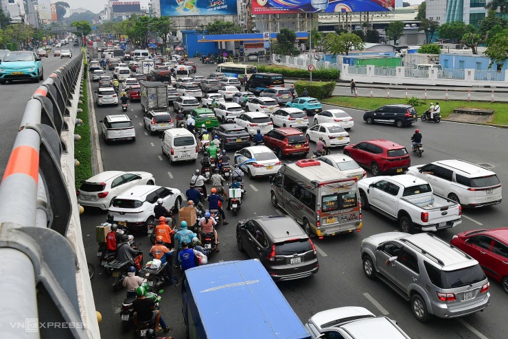 Cửa ngõ sân bay Tân Sơn Nhất tắc nghẽn ngày giáp Tết - 5