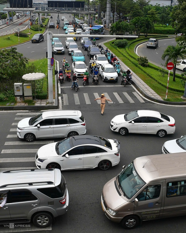 Cửa ngõ sân bay Tân Sơn Nhất tắc nghẽn ngày giáp Tết - 4