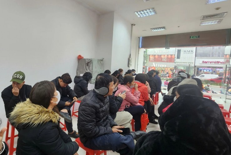 Giá vàng hôm nay mới nhất (11/2) diễn biến  " lạ " : Người mua lại xếp hàng, nhà vàng vẫn bán  " trên giấy " 