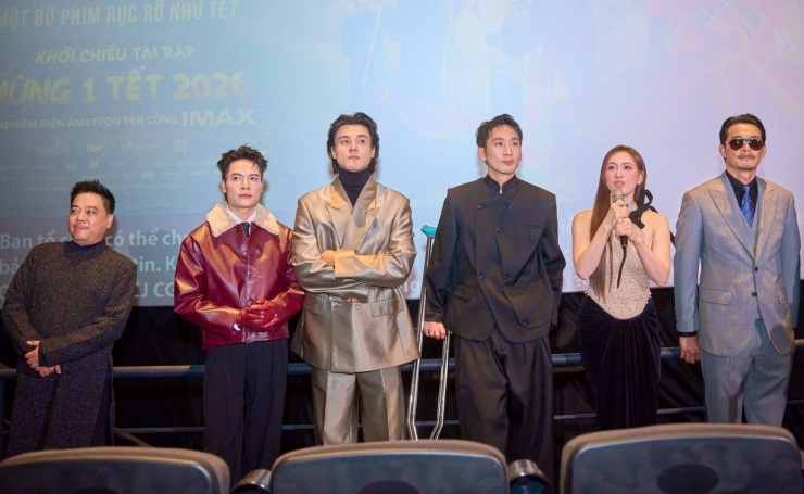 Ê-kíp ra mắt khán giả Hà Nội.