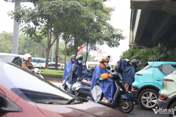 Mưa trái mùa xuất hiện vào ngày 24 Tết ở TPHCM khiến người dân đi lại khó khăn. Ảnh: TK