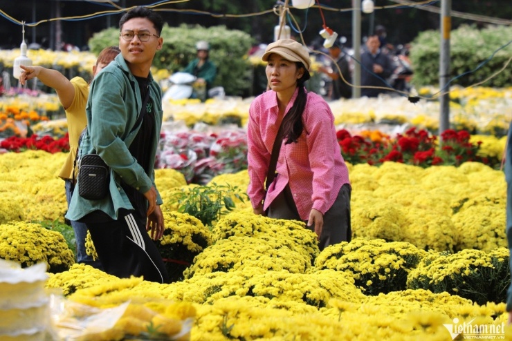 TPHCM mù mịt trong mưa trái mùa, người bán hoa 'ngồi trên đống lửa' ngày cận Tết - 6