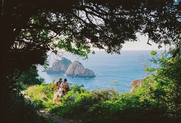 Đảo Bích Đầm là địa điểm du lịch gây sốt trên mạng xã hội, hấp dẫn du khách tìm tới để trải nghiệm vẻ đẹp hoang sơ, thanh bình. Ảnh: Lê Duy Hải&nbsp;