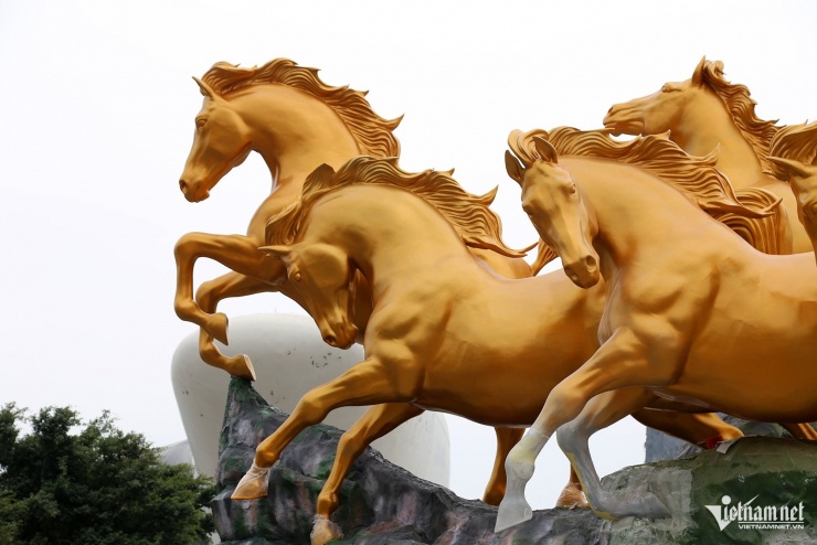 Linh vật ngựa làm bằng vật liệu nhựa composite với tạo hình chân thật. Ảnh: Phạm Công