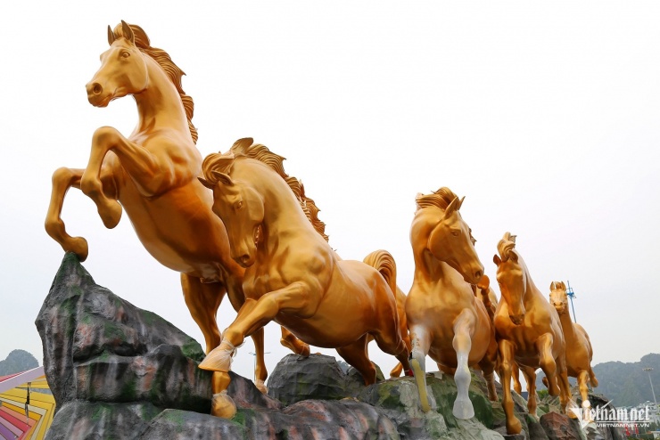 Đàn ngựa tung vó dũng mãnh trước thềm tết Nguyên đán Bính Ngọ. Ảnh: Phạm Công