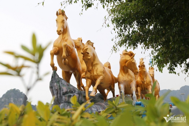 Cụm linh vật được lấy cảm hứng từ tác phẩm "mã đáo thành công". Ảnh: Phạm Công