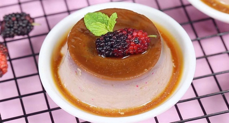 Bánh flan dâu tằm là một món ăn tráng miệng phổ biến, được kết hợp từ hai nguyên liệu chính là trứng và sữa, cùng với dâu tằm tươi. Món ăn có lớp vỏ ngoài mềm mịn, béo ngậy, phần nhân bên trong thơm ngon, chua ngọt hài hòa.