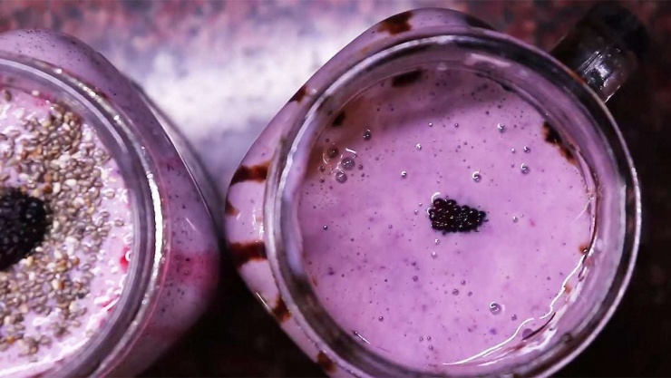 Sinh tố dâu tằm là một thức uống giải nhiệt phổ biến ở Việt Nam, đặc biệt là vào mùa hè. Món sinh tố này được làm từ quả dâu tằm, một loại quả nhỏ có màu tím, vị chua ngọt. Vị chua ngọt của quả dâu tằm hòa quyện với vị béo ngậy của sữa tạo nên một hương vị vô cùng hấp dẫn. Sinh tố dâu tằm có vị chua nhẹ, ngọt thanh, không quá gắt, rất dễ uống. Vị chua của dâu tằm giúp kích thích vị giác, vị ngọt của sữa lại giúp làm dịu vị chua, tạo nên một tổng thể hài hòa.