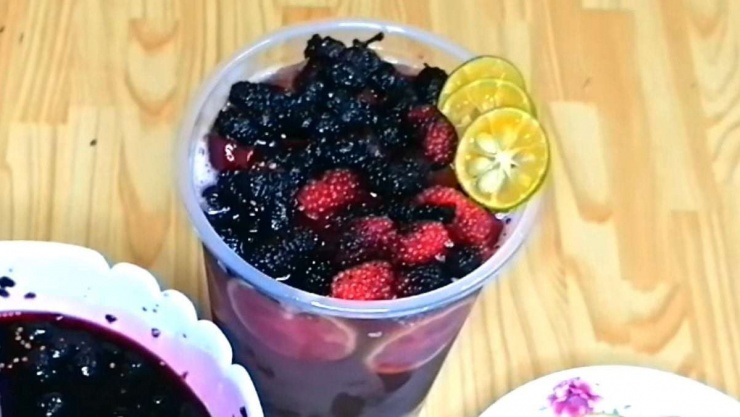 Món trà dâu tằm là một loại trà pha chế từ trà đen hoặc trà xanh kết hợp với hương vị ngọt ngào của dâu tằm. Dâu tằm có hương vị tự nhiên, ngọt ngon và một chút chua nhẹ, tạo nên một trải nghiệm thưởng thức thú vị. Món trà này thường có màu đỏ hồng từ dâu tằm và màu vàng nhạt từ trà, tạo nên một hình ảnh hấp dẫn. Vị của trà dâu tằm là một sự kết hợp độc đáo giữa hậu vị ngọt ngào của dâu tằm và đắng nhẹ, thanh mát của trà, tạo nên một hòa quyện hoàn hảo.