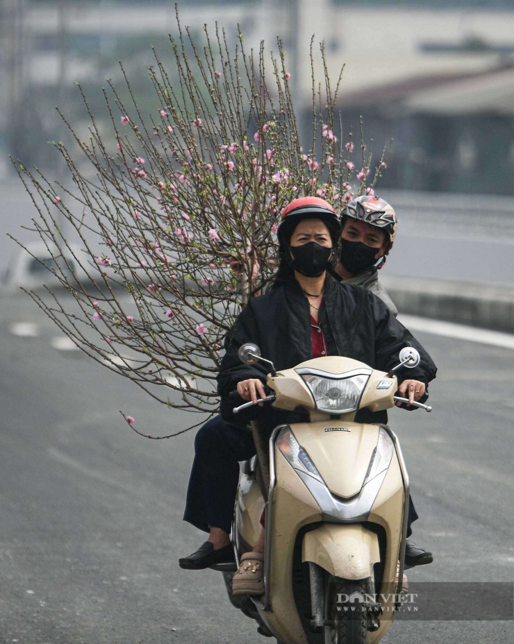 Sau 2 ngày thông xe, sáng 11/2, PV Dân Việt có mặt tại hầm chui Kim Đồng và giờ cao điểm nhưng khá vắng phương tiện qua lại, trái ngược hẳn với những con đường khác ở Hà Nội dịp cận Tết Nguyên đán.