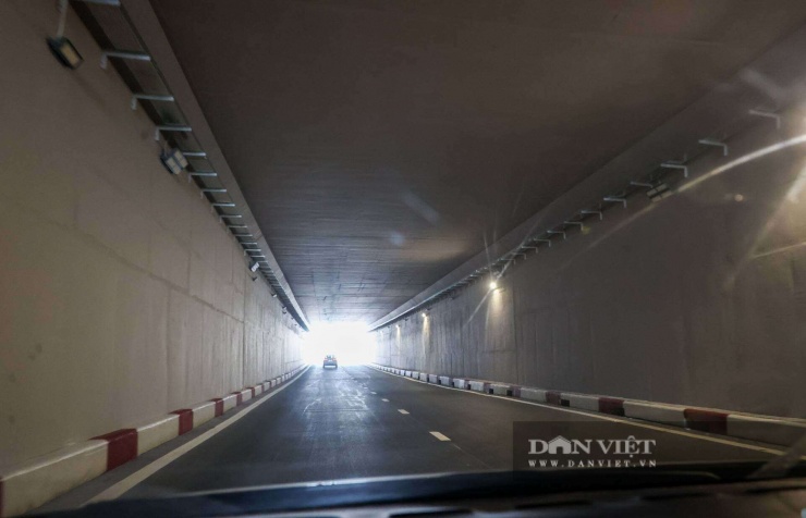 Bên trong hầm chui trưa ngày 11/2. Việc đi lại rất thoải mái, không ùn tắc, không đông xe, đèn trong hầm chui thắp sáng ngày đêm.