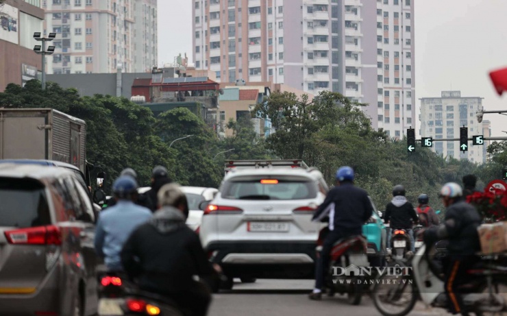 Tại các điểm giao cắt gần hầm chui Kim Đồng - Giải Phóng và một đoạn dự án Vành đai 2,5 vừa thông xe cũng không xuất hiện tình trạng tắc đường. Người dân chỉ cần chờ khoảng 2 nhịp đèn là có thể lưu thoát.