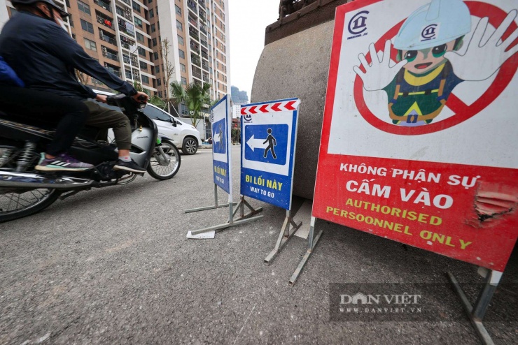 Do mới thông xe nên nhiều khu vực trên tuyến đường còn khá ngổn ngang, các biển báo chưa được lắp đặt hết.