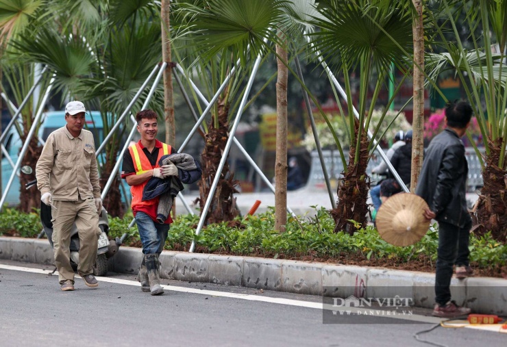 Công nhân đang tích cực đẩy nhanh tiến độ thi công, trưa 11/2 trên dự án Vành đai 2.5 vừa thông xe. “Chúng tôi chia thành nhiều ca kíp, làm ngày đêm, thậm chí tới sáng sớm để thông xe trước dịp Tết Nguyên đán, các đoạn còn lại sẽ cố gắng xong trước tháng 3 năm nay”, một công nhân tại đây cho biết.