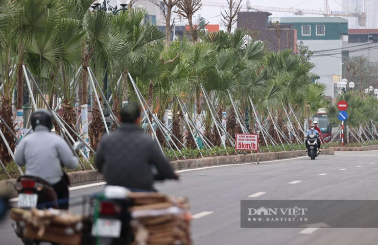 Một số người còn đi ngược chiều, đỗ xe trên đường do vẫn giữ thói quen cũ. Hình ảnh trên đường Vành đai 2,5 đoạn qua khu đô thị Định Công, trưa ngày 11/2.