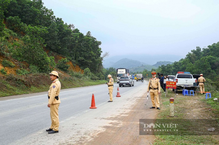 Ngày 11/2 (ngày 24 tháng chạp, Đội CSGT đường bộ số 11 (Phòng CSGT - Công an Hà Nội) tiến hành tuần tra, kiểm soát, xử lý nhiều trường chạy quá tốc độ, gây mất an toàn giao thông.