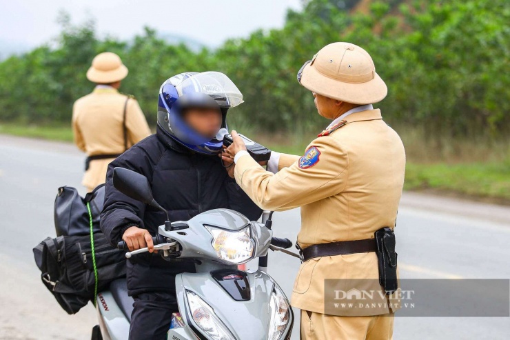 Theo ghi nhận của PV Báo Dân Việt, ngày 11/2, Đội CSGT đường bộ số 11 tiến hành tuần tra, kiểm soát xử lý vi phạm chạy quá tốc độ và nồng độ cồn trên tuyến Hòa Lạc - Hòa Bình.