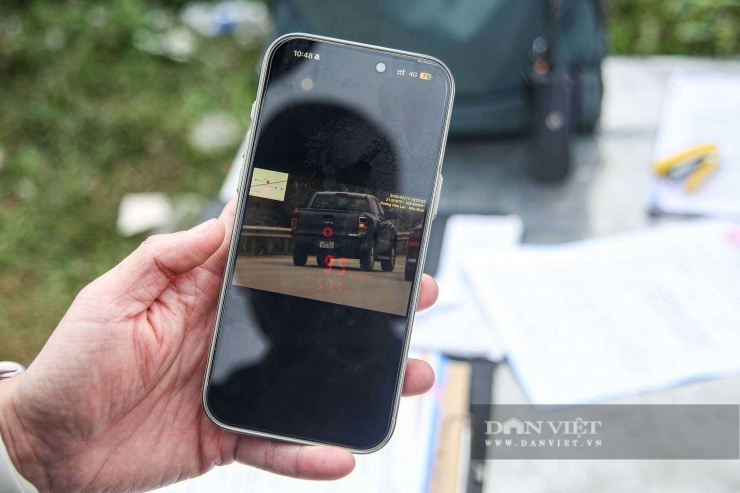 Theo đó, lúc 10h25, thông qua thiết bị kỹ thuật nghiệp vụ, CSGT phát hiện tài xế M.N.H. (SN 1979, trú tại xã Nội Bài, Hà Nội) điều khiển ô tô mang BKS 30B-314.XX chạy trên tuyến Hòa Lạc - Hòa Bình đã vi phạm chạy quá tốc độ từ 10km/h đến 20km/h (95km/80km/h).