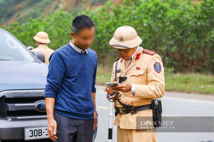 Với lỗi này, tài xế H. sẽ bị phạt tiền từ 4-6 triệu đồng, trừ 2 điểm giấy phép lái xe.