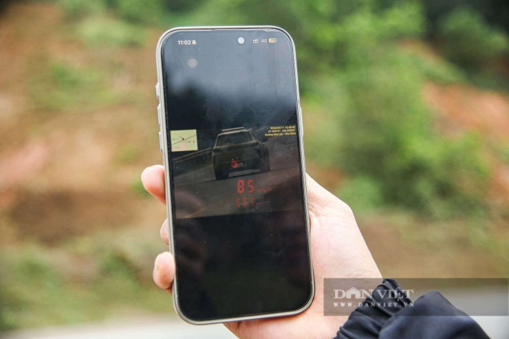 Ít phút sau, CSGT phát hiện tài xế L.V.V. (SN 1996, trú tại xã Tân Pheo, Phú Thọ) lái ô tô con trên tuyến Hòa Lạc - Hòa Bình vi phạm mức tốc độ 85km/80km/h.