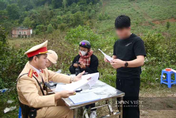 Tài xế V. cho biết: “Hôm nay, tôi tranh thủ chạy xe về quê sớm để đón Tết cùng gia đình nên có phần vội vàng. Do chủ quan và muốn về nhanh, tôi đã chạy quá tốc độ cho phép và bị lực lượng CSGT xử phạt. Tôi nhận thấy hành vi của mình là sai, tiềm ẩn nguy cơ mất an toàn giao thông. Sau sự việc này, tôi sẽ rút kinh nghiệm, tuân thủ đúng quy định về tốc độ và chú ý quan sát biển báo để đảm bảo an toàn cho mình và mọi người trên đường”.