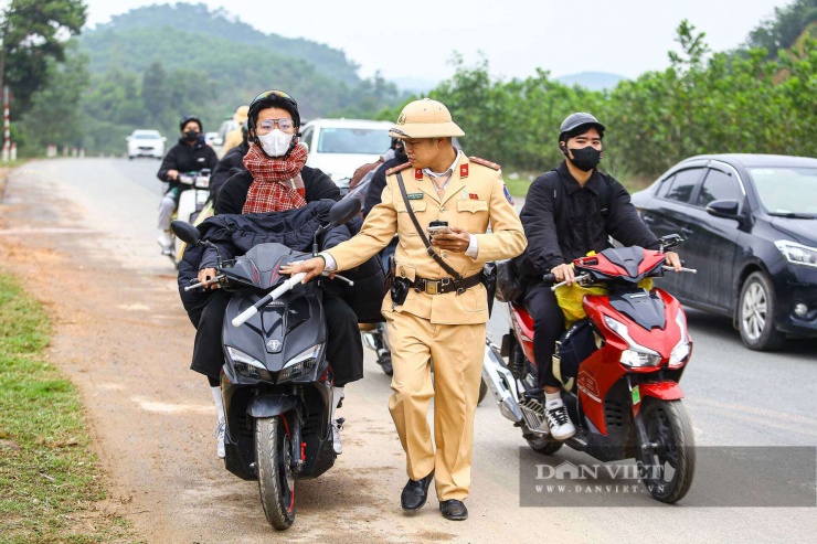 Nôn nóng về quê đón Tết, nhiều tài xế vi phạm tốc độ bị CSGT xử phạt - 13
