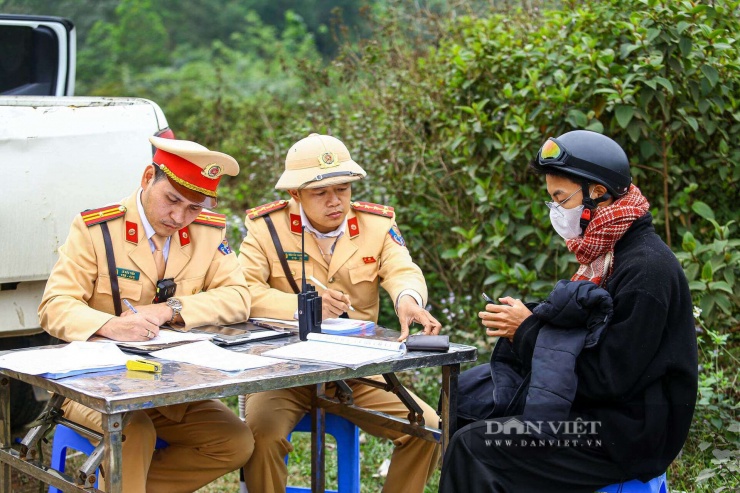 Nhiều tài xế xe máy về quê ăn Tết chạy quá tốc độ cũng bị CSGT phát hiện, xử lý.