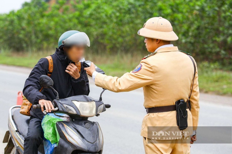 Bên cạnh việc xử lý tốc độ, Đội CSGT đường bộ số 11 cũng tiến hành kiểm tra nồng độ cồn đối với các tài xế.