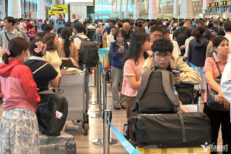 Sân bay Tân Sơn Nhất 'căng sức' phục vụ hơn 160.000 lượt khách ngày 24 tháng Chạp - 3