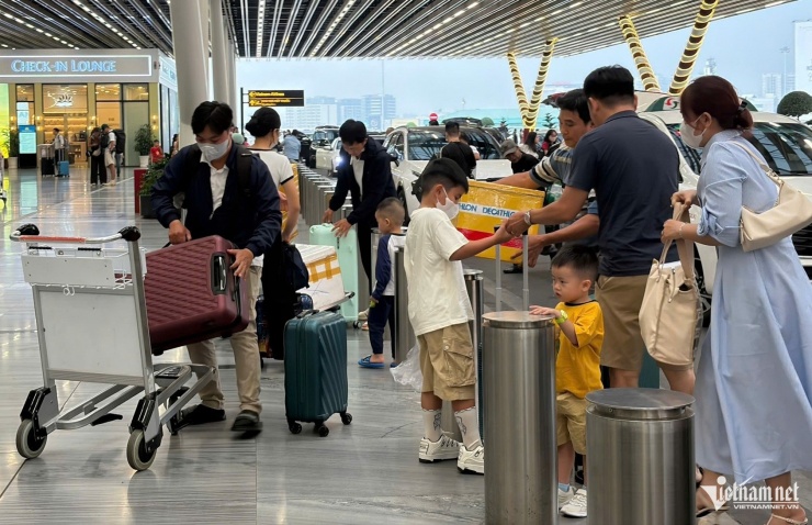 Chiều 11/2 (tức 24 tháng Chạp), ngay từ cửa ngõ vào Cảng hàng không quốc tế (HKQT) Tân Sơn Nhất, dòng xe taxi và xe công nghệ nối đuôi nhau nhích từng mét để vào khu vực trả khách.