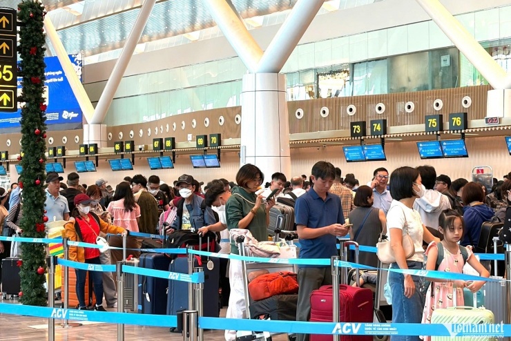 Tại khu vực làm thủ tục của các hãng hàng không, dòng người xếp hàng dài chờ đến lượt. Hầu hết hành khách đều mang theo lượng lớn hành lý để chuẩn bị cho kỳ nghỉ Tết dài ngày.