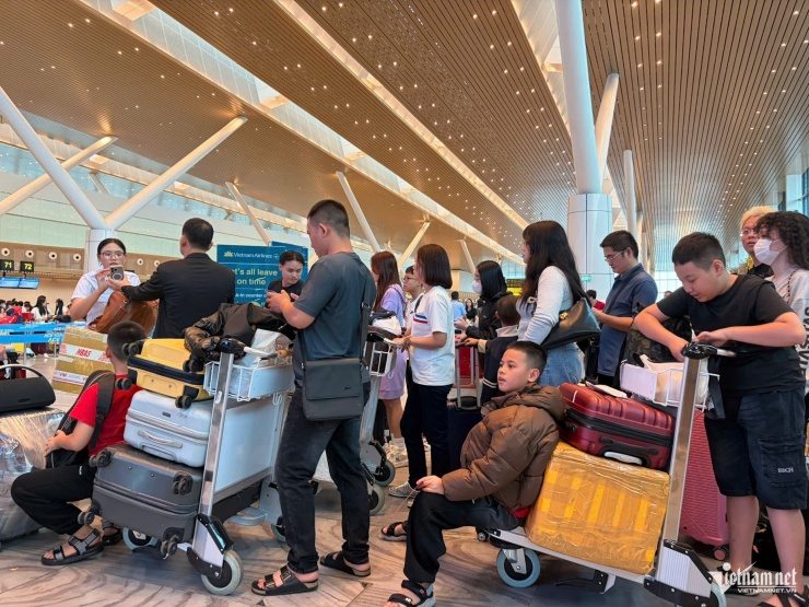 Hình ảnh các gia đình có con nhỏ ngồi trên xe đẩy, ánh mắt háo hức hướng về quê nhà đã trở nên quen thuộc mỗi dịp cuối năm. Dù mọi người có chút mệt mỏi sau một năm làm việc vất vả nhưng gương mặt ai cũng ánh lên niềm vui khi sắp được quây quần bên người thân.