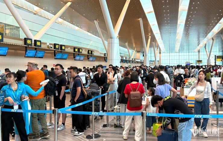 Chị Hoàng Mai (quê Nghệ An) chia sẻ: "Tôi đã làm thủ tục online từ nhà nhưng vì có 3 thùng quà Tết và hành lý ký gửi nên vẫn phải ra quầy. Tôi đứng đợi gần 30 phút rồi vẫn chưa đến lượt".