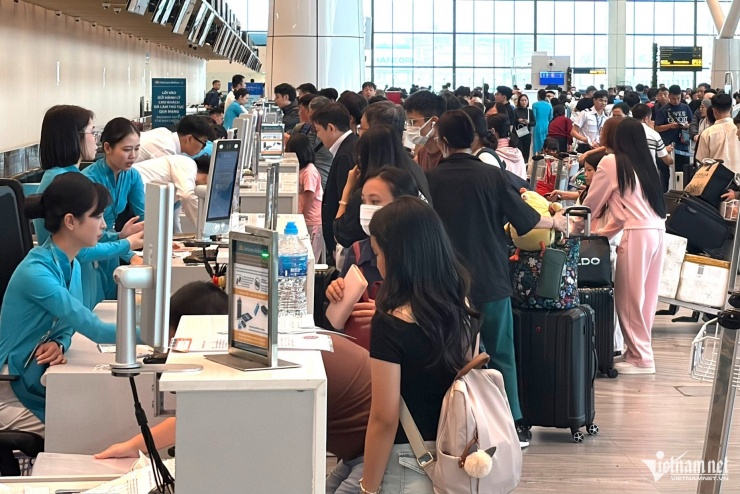 Người dân kiên nhẫn xếp hàng chờ cân hành lý ký gửi.
