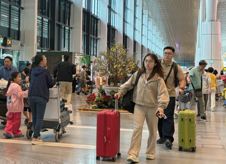 Theo thông tin từ Cảng HKQT Tân Sơn Nhất, trong ngày 11/2, sân bay khai thác 1.063 chuyến bay với tổng lượng khách dự kiến đạt 160.459 lượt. Trong đó, khách quốc nội chiếm ưu thế với gần 100.000 người, tập trung chủ yếu ở các chặng từ TPHCM đi Hà Nội, Vinh, Thanh Hóa và Đà Nẵng.