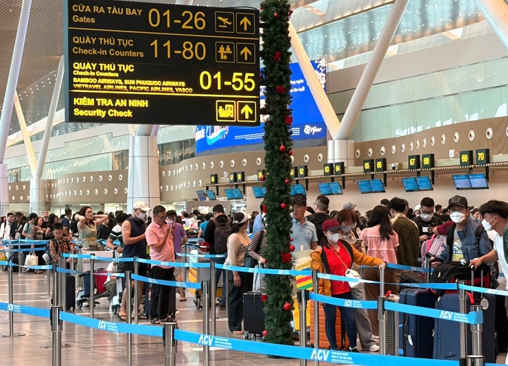 Riêng nhà ga T3 phục vụ 448 chuyến bay, đón hơn 63.000 lượt khách. Việc "chia lửa" này góp phần quan trọng trong duy trì nhịp độ khai thác ổn định của sân bay trong cao điểm Tết Nguyên đán.&nbsp;