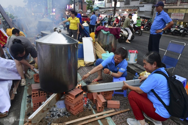 Nấu 2.000 bánh tét bên bờ kênh TP HCM tặng người khó khăn - 1